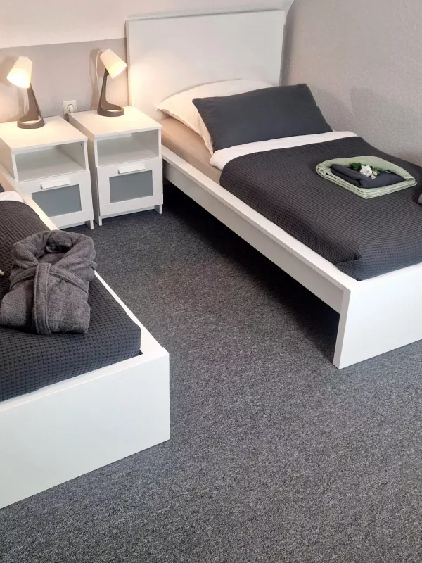 Einzelbetten Schlafzimmer 1 Ferienwohnung Landlicht