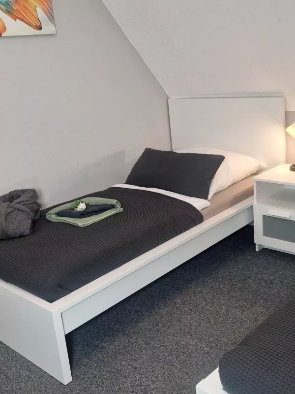 Einzelbett im Schlafzimmer