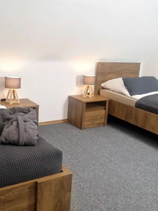 Einzelbetten Schlafzimmer 2 Ferienwohnung Landlicht