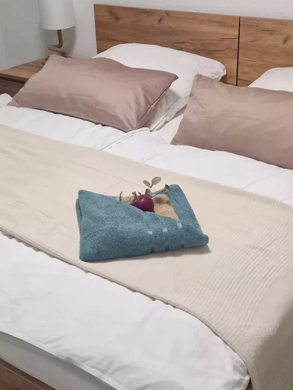 Ferienwohnung Lichtblick - Schlafzimmer Holz Doppelbett