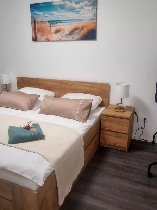 Ferienwohnung Lichtblick - Schlafzimmer Holz mit Kleiderständer