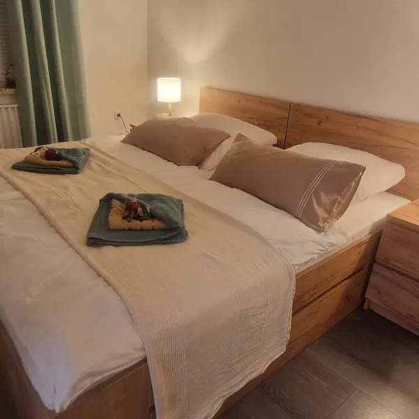 Ferienwohnung Lichtblick - Schlafzimmer Holz beleuchtet