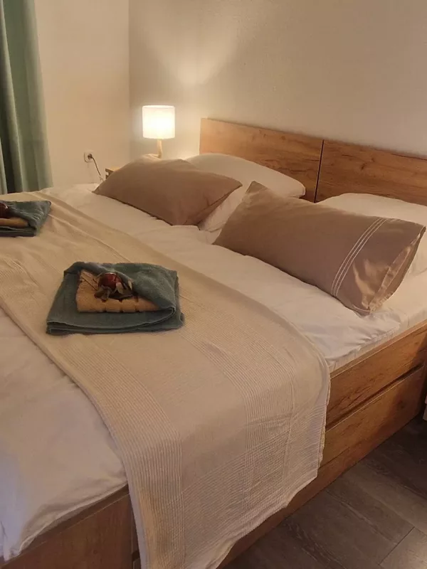 Ferienwohnung Lichtblick - Schlafzimmer Holz beleuchtet