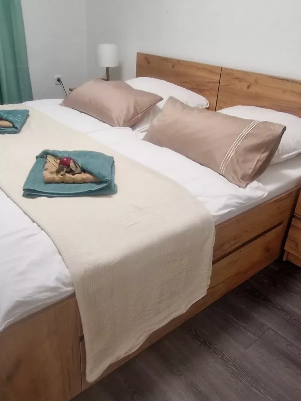 Ferienwohnung Lichtblick - Schlafzimmer Holz Handtücher