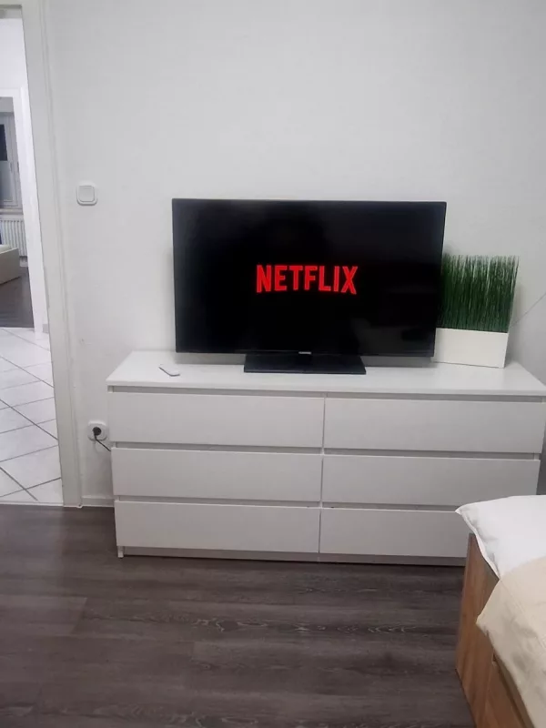 Ferienwohnung Lichtblick - Schlafzimmer Weiß Smart TV