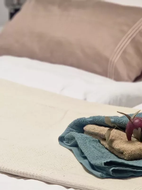 Ferienwohnung Lichtblick - Schlafzimmer Weiß Handtücher