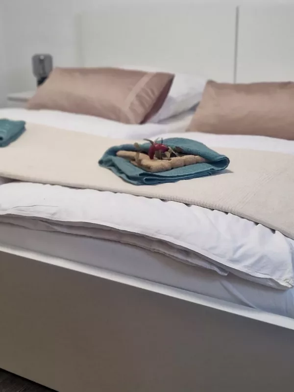 Ferienwohnung Lichtblick - Schlafzimmer Weiß Doppelbett