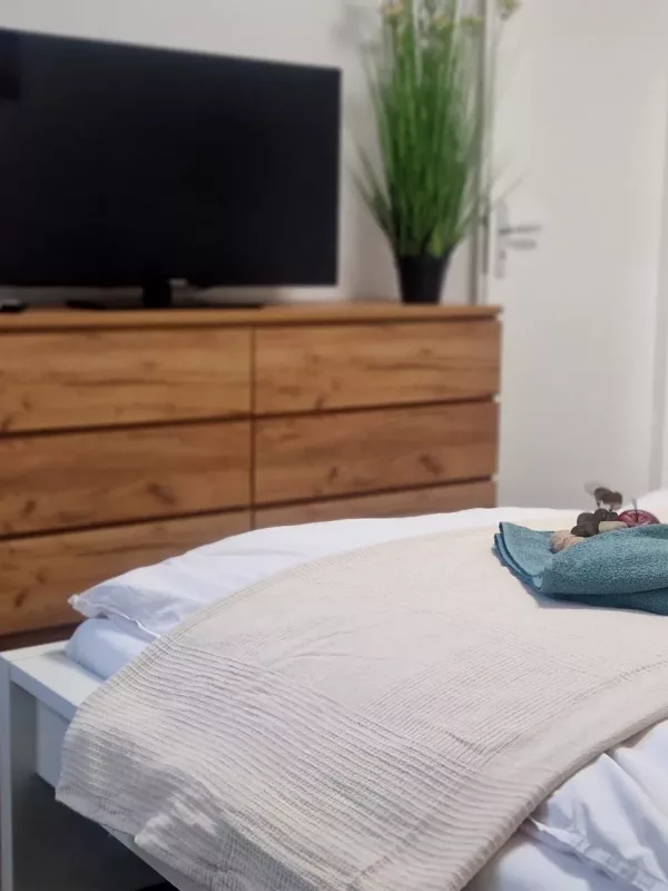 Ferienwohnung Lichtblick - Schlafzimmer Weiß Smart TV